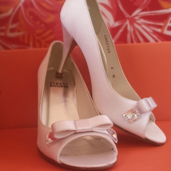 Classy pair of Stuart Weitzman pumps - Picture 3 of 14